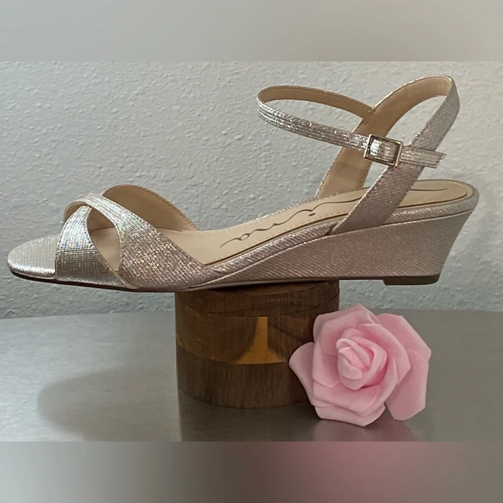 NEW..NINA WOMENS METALLIC CHAMPAGNE WEDGE SANDALS